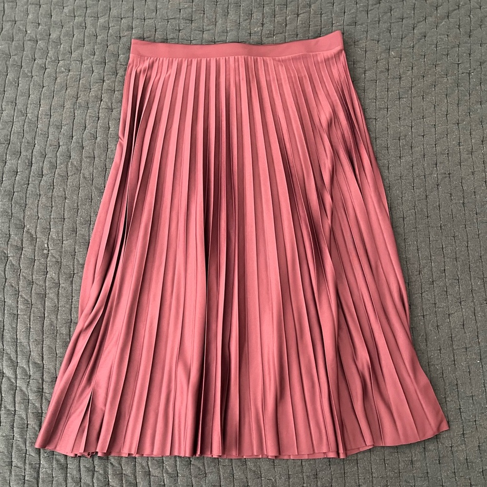 H&M Burgundy Pleated Mini Skirt